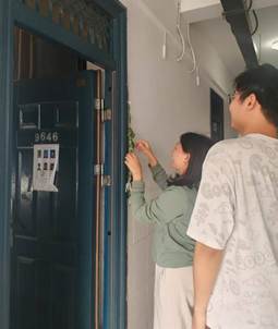 男人和女人站在门旁边 低可信度描述已自动生成