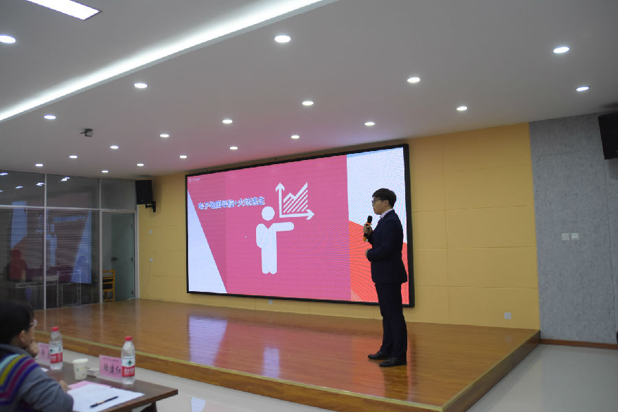 参赛选手进行项目展示.JPG