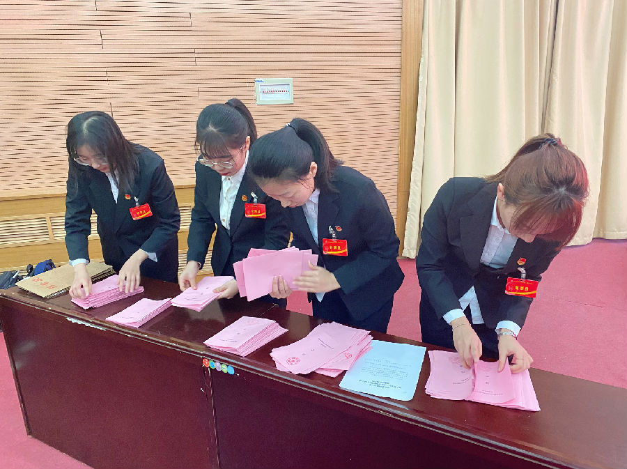 监票人统计收回选票2.jpg