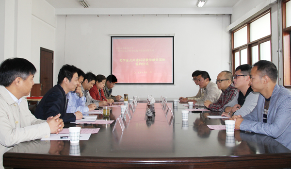 与中海达签约2.jpg