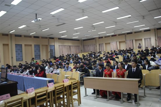 C:Documents and SettingsAdministrator桌面?6.12.02唇枪舌剑,巅峰对决--记信息工程学院第十六届“韶华杯”辩论赛决赛活动现场1.jpg