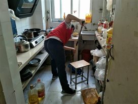 E:\我的\工作\新闻稿\地球科学与工程学院开展“心系老人,情暖中秋”志愿服务活动\“心系老人,情暖中秋”活动照片\打扫卫生2.jpg
