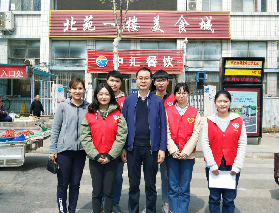 院长张红涛和团委书记陈立娜与志愿者们合影.jpg