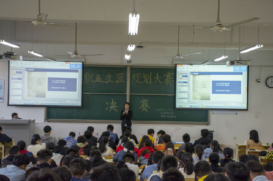 (选手进行PPT展示).jpg