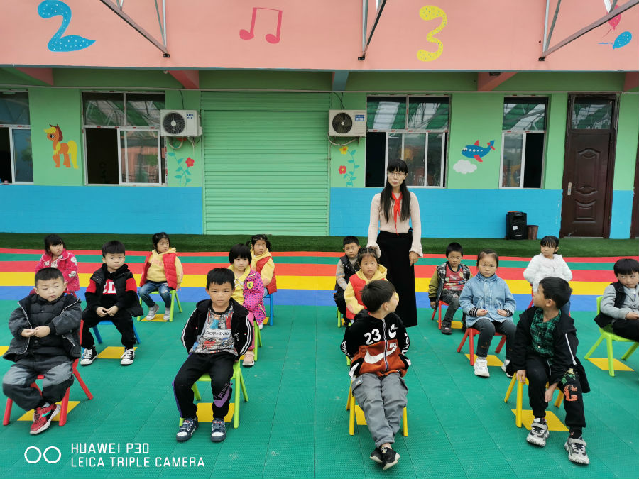民建支部副主委苏淼带孩子们学唱唐诗中的歌曲.jpg