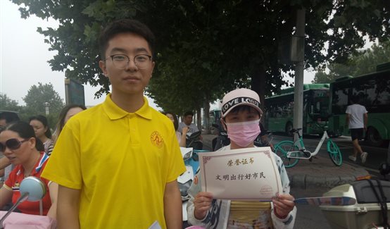 D:975352559FileRecv队员与获得“文明出行好市民”的市民合照.JPG