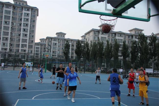 党委副书记许琰与队员们一同进行篮球接力.jpg