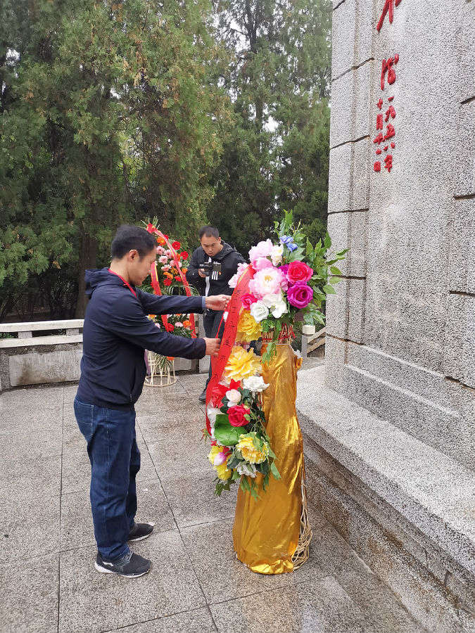 院长宋刚福整理花篮绢带.jpg