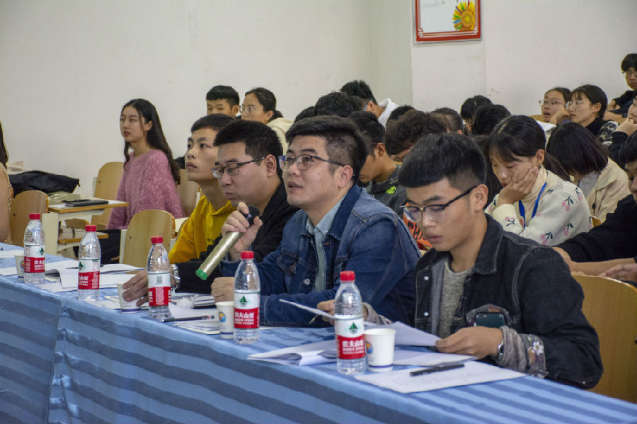 (评委老师进行现场提问).jpg