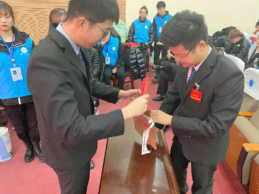 监票人启封选票袋.jpg