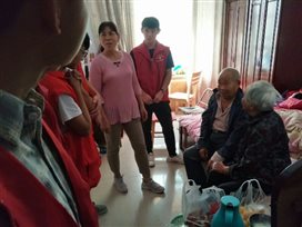 E:\我的\工作\新闻稿\地球科学与工程学院开展“心系老人,情暖中秋”志愿服务活动\“心系老人,情暖中秋”活动照片\亲切交谈1.jpg