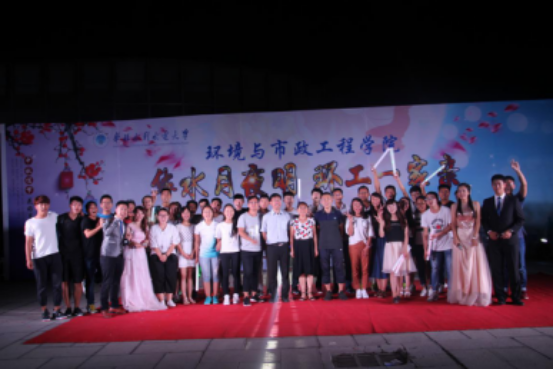 师生合唱《相亲相爱》