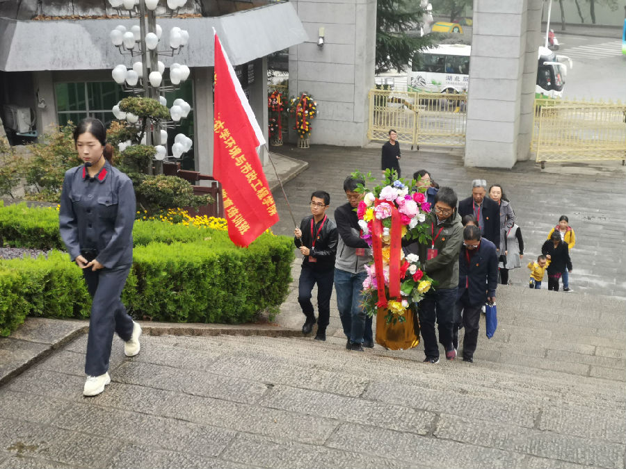 党员代表向革命烈士纪念碑敬献花篮.jpg