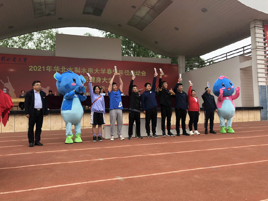 优秀组织单位奖——学生会体育部李肖凯代表广大师生领取奖杯