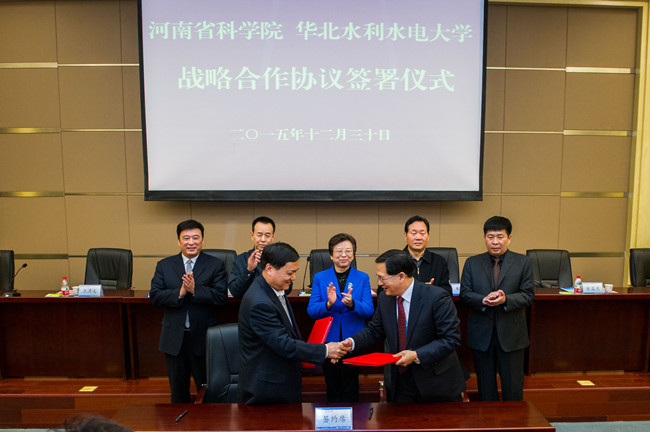 GJH_3552_副本 刘校长签约.jpg