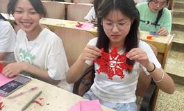 图片包含 桌子, 女人, 女孩, 看着 描述已自动生成