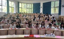 许多人在餐厅里 中度可信度描述已自动生成