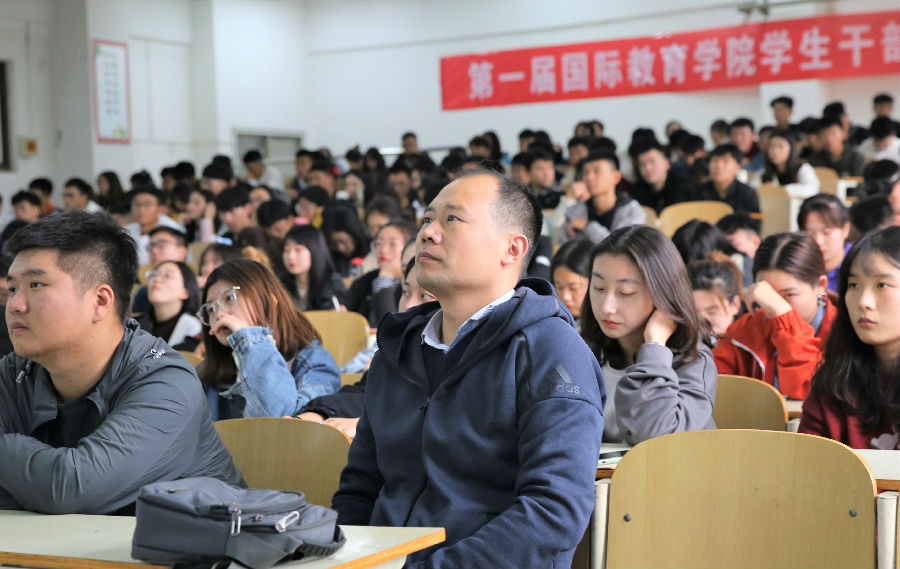 6.张书记与学生干部们共同听讲.jpg