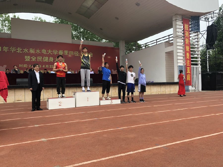 学生团体荣获第四名——学生会体育部葛广川代表广大学生领取奖杯