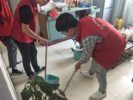 E:\我的\工作\新闻稿\地球科学与工程学院开展“心系老人,情暖中秋”志愿服务活动\“心系老人,情暖中秋”活动照片\打扫卫生1.jpg