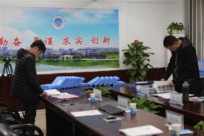 评估专家查阅我校“双达标”创建材料.JPG