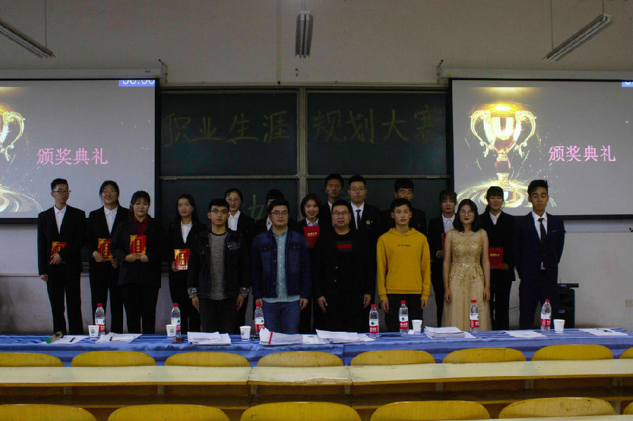(评委与获奖者合影留念).jpg