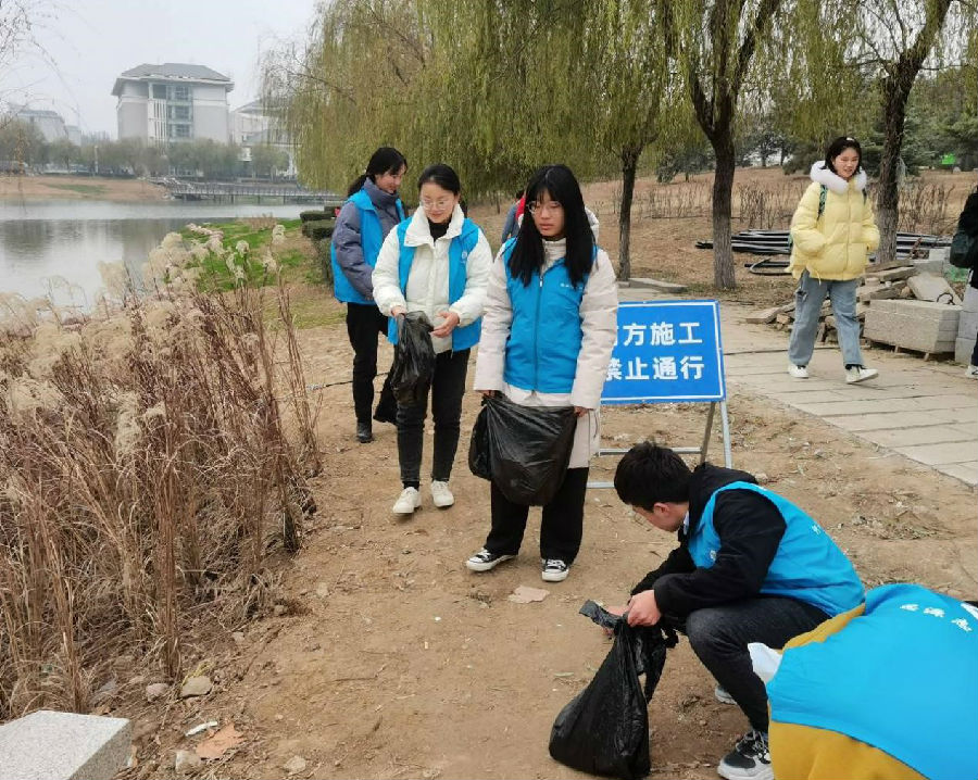 志愿者们捡拾垃圾.jpg