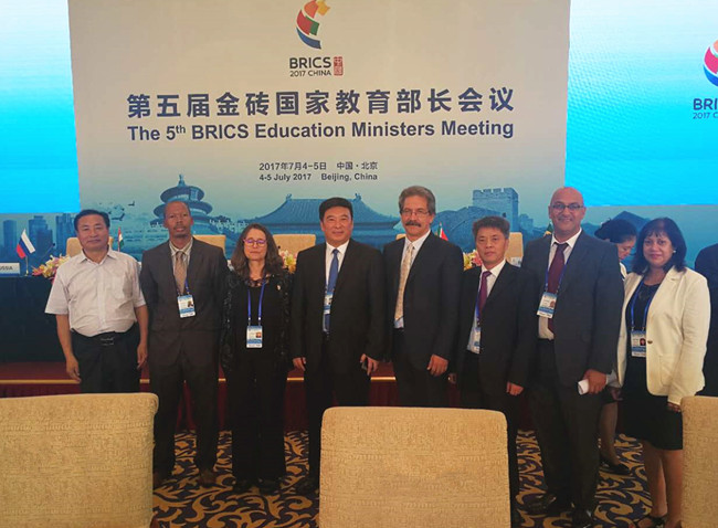 5.我校党委书记王清义等与巴西、俄罗斯、印度和南非的教育部官员合影.jpg