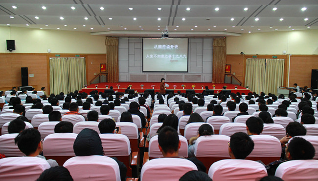 校党委副书记高京燕为我校新生作报告 新闻照片1 (1)_副本.jpg