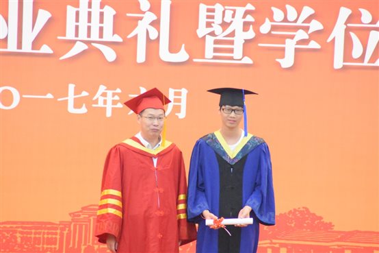 C:UsersAdministratorDesktop毕业典礼王书记为硕士授予学位.JPG