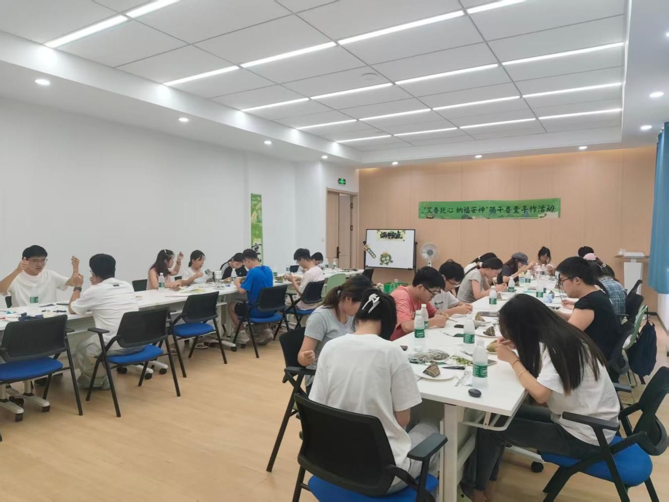 有幸“寓”见你，公寓文化节系列之端午粽享时光——花园社区开展端午包粽子主题活动