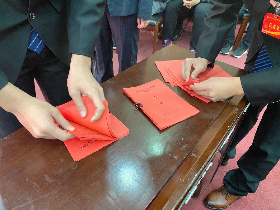 监票人清点待发选票.jpg