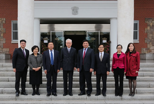 8. 启明大学校领导与我校访问团组合影_副本.jpg