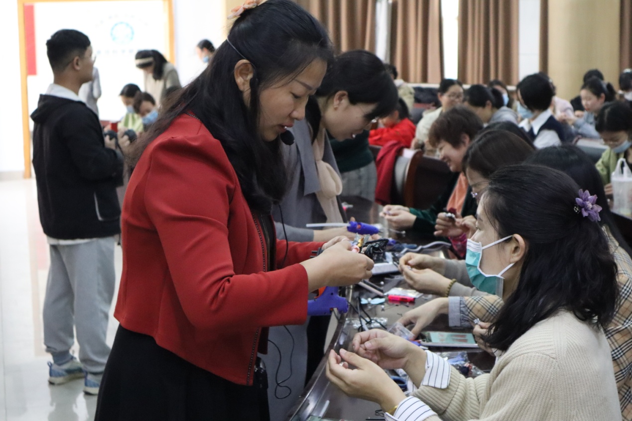 经济与管理学院举行三·八妇女节插花活动-陕西科技大学