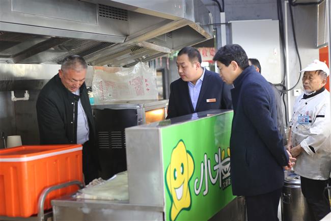 评估专家实地检查我校学生食堂.JPG