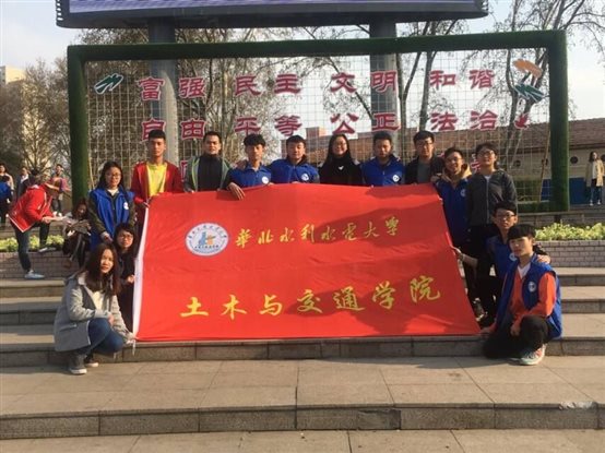 C:UsersAdministratorDesktop?70325土木与交通学院小水滴志愿服务队“文明公园行”活动紫荆山公园合影留念.jpg