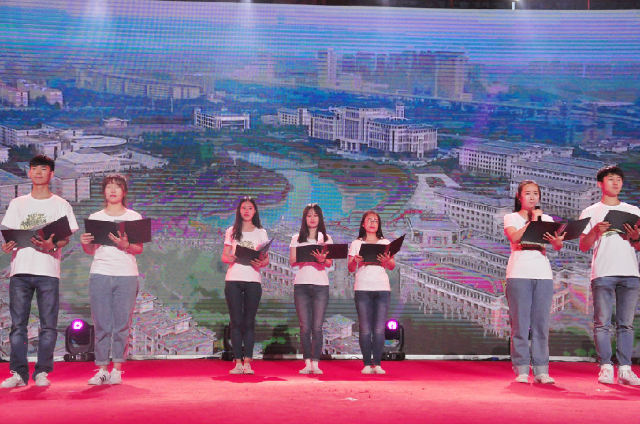 (学生代表朗诵诗歌《三尺讲台行师范,一生秉烛铸民魂》)