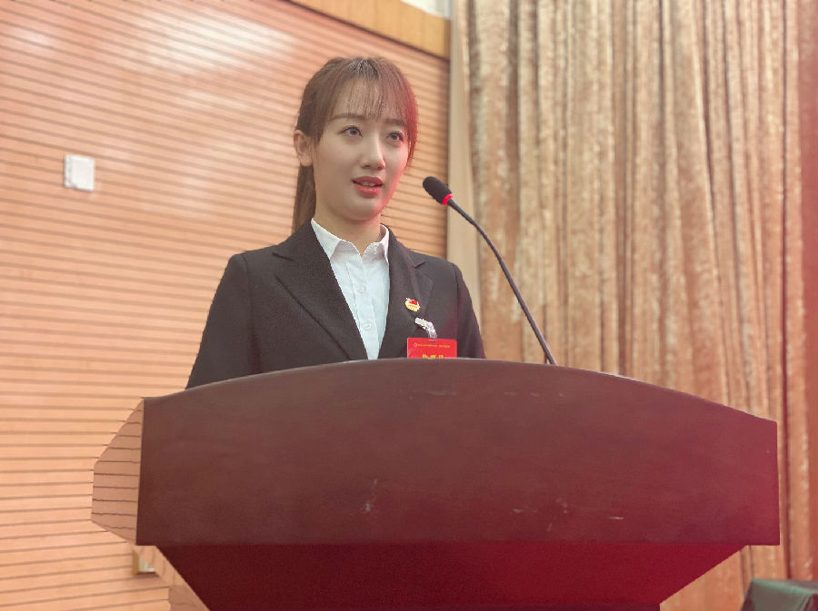 监票人报告参与投票人数.jpg