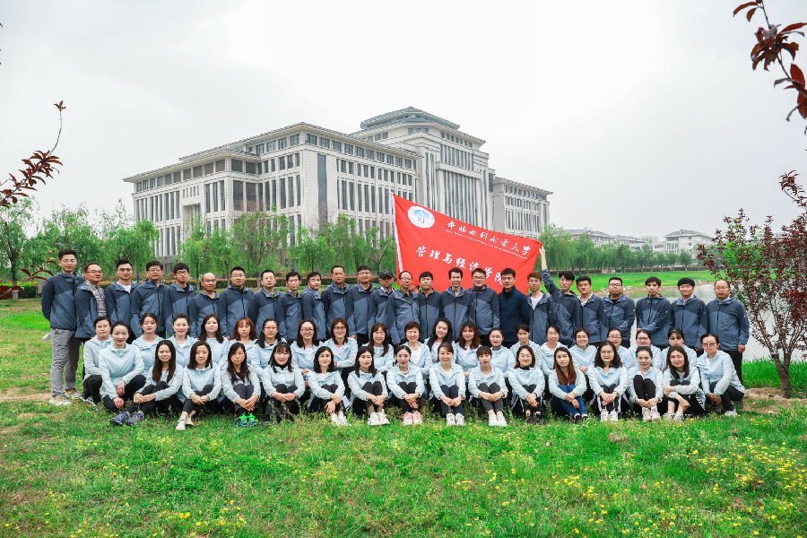 2021年校运会学院教职工大合影