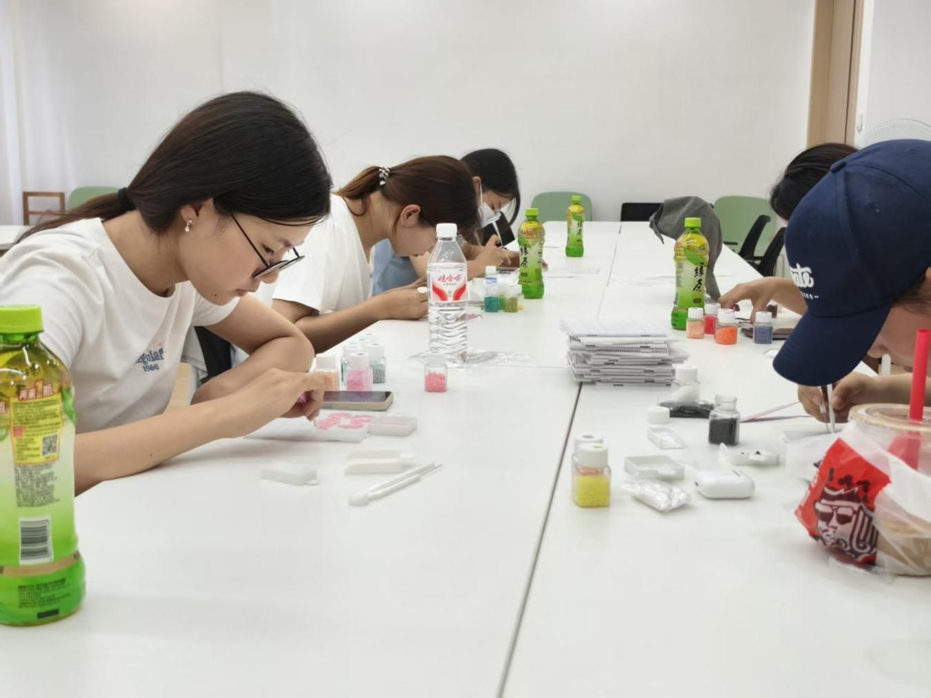 有幸“寓”见你公寓文化节系列活动之指尖拼豆，共绘美好——花园社区开展手工拼豆活动