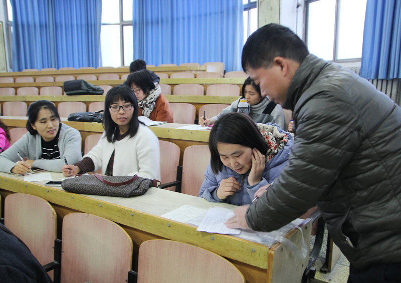 16年12月1日 我院举行青年教师粉笔字培训800像素3.jpg