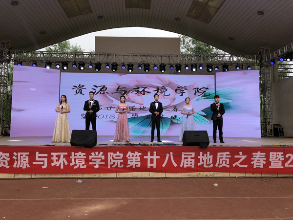 主持人风采1000.jpg