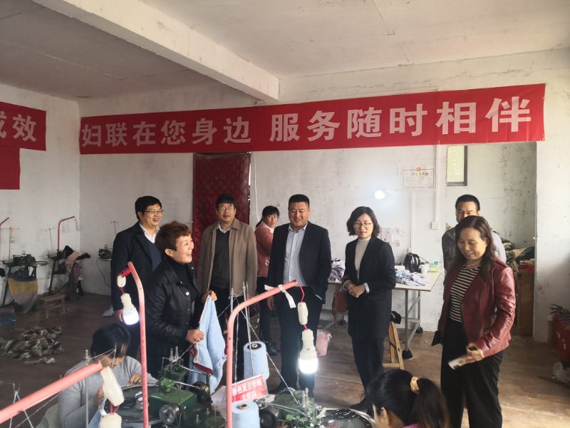 帮扶团实地调研了我校定点帮扶夏庄村以来建成的扶贫创业工厂(2).jpg
