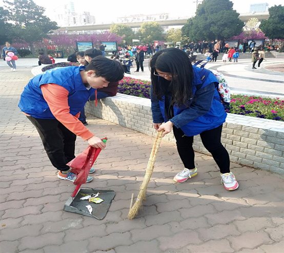 C:UsersAdministratorDesktop?70325土木与交通学院小水滴志愿服务队“文明公园行”活动打扫卫生1.jpg