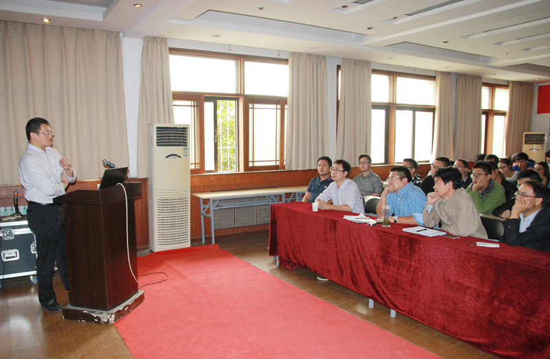 16年9月28日成都理工邓继新讲座800像素3 与现场师生交流畅谈.jpg