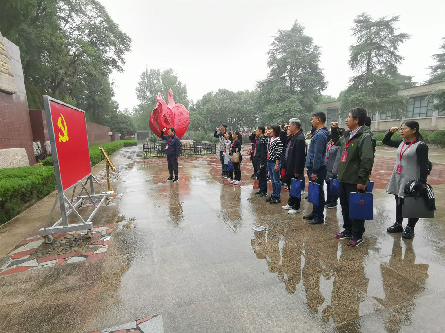 院党委书记王志良带领全体学员重温入党誓词.jpg