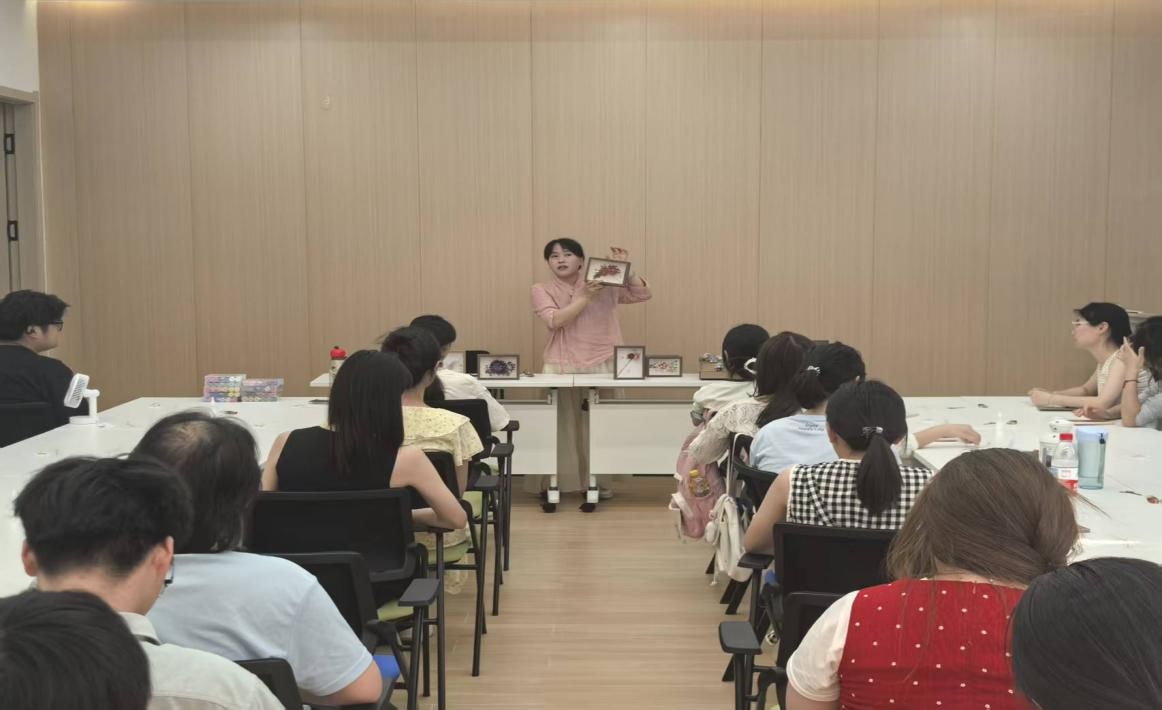 指尖捻绒花 非遗润童心  花园社区开展非遗绒花手工研学活动
