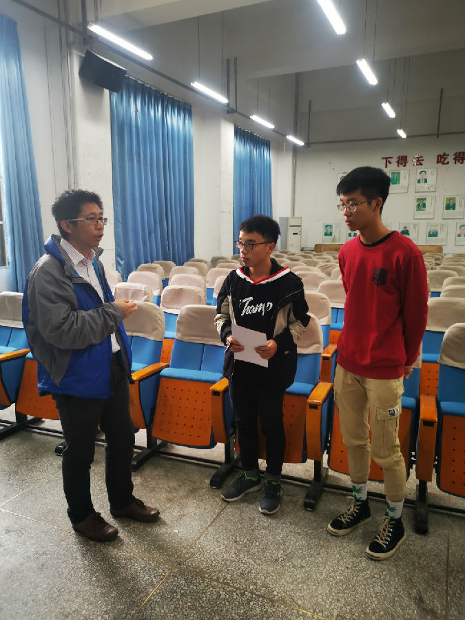 (伏广涛教授为学生答疑).jpg