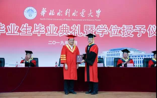 我院2019届毕业生毕业典礼暨学位授予仪式隆重举行6.jpg