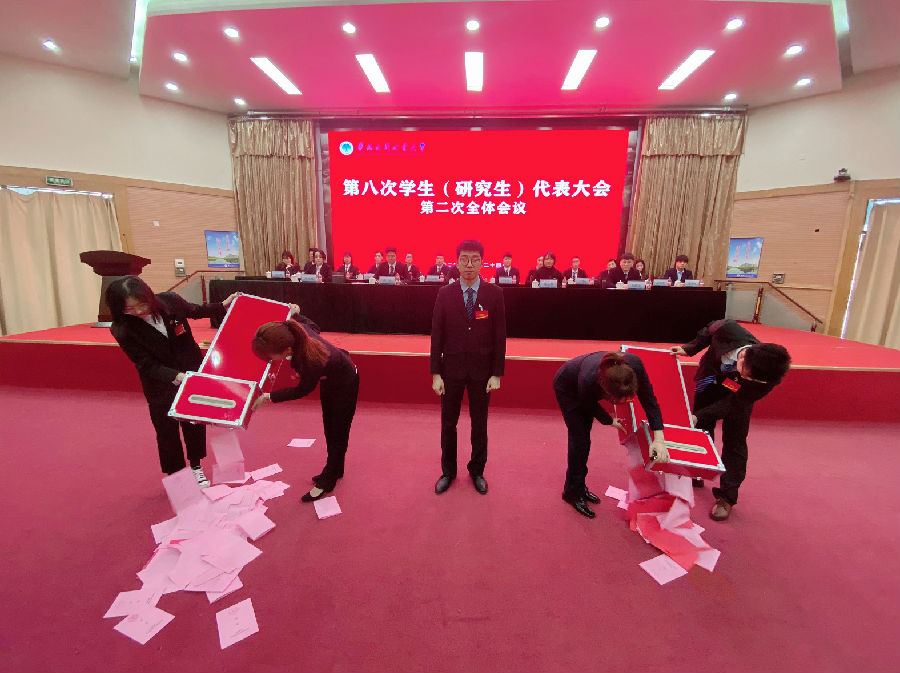 监票人启封投票箱.jpg